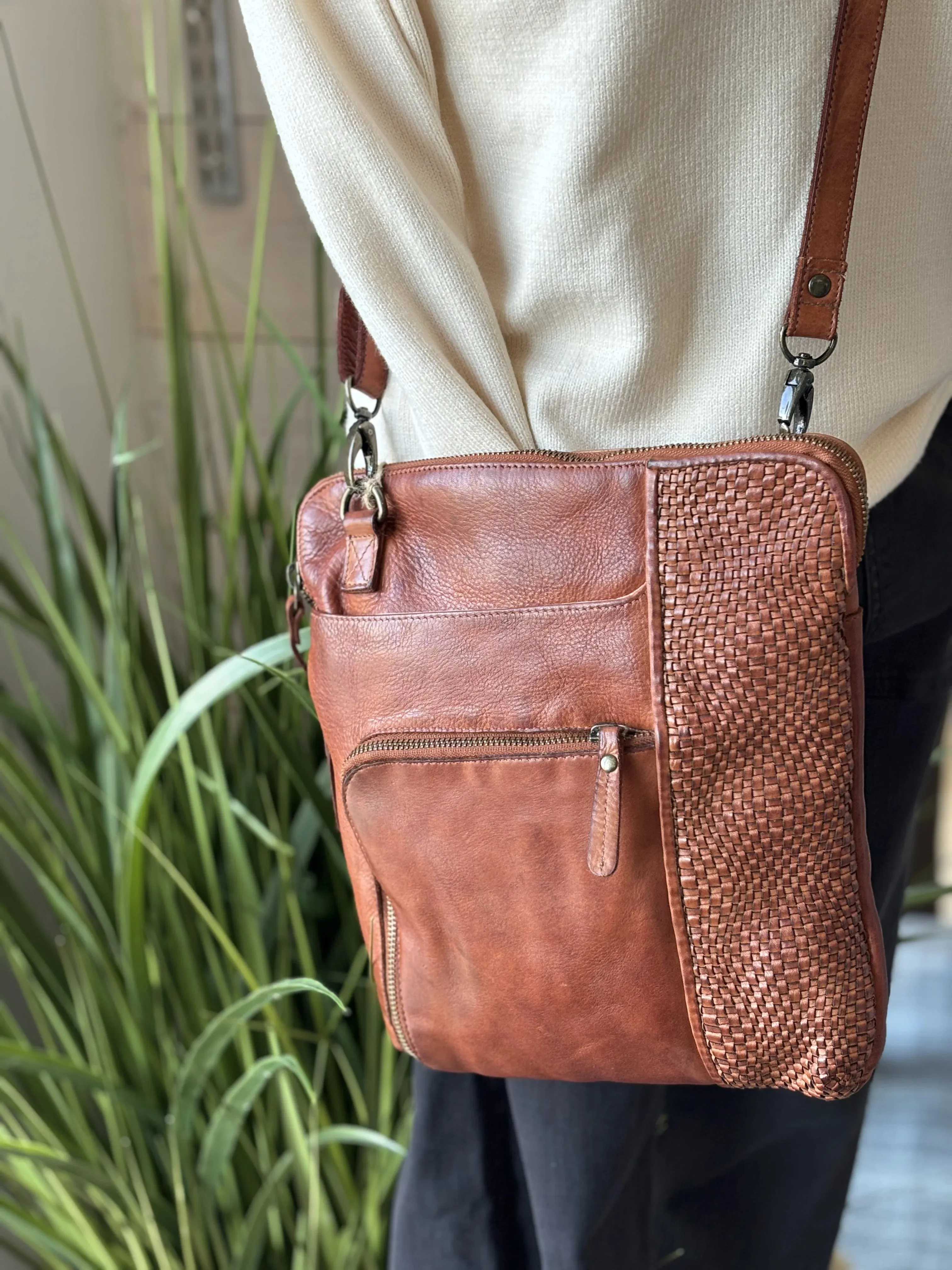 MILO 097 DUNEDIN CROSSBODY COGNAC