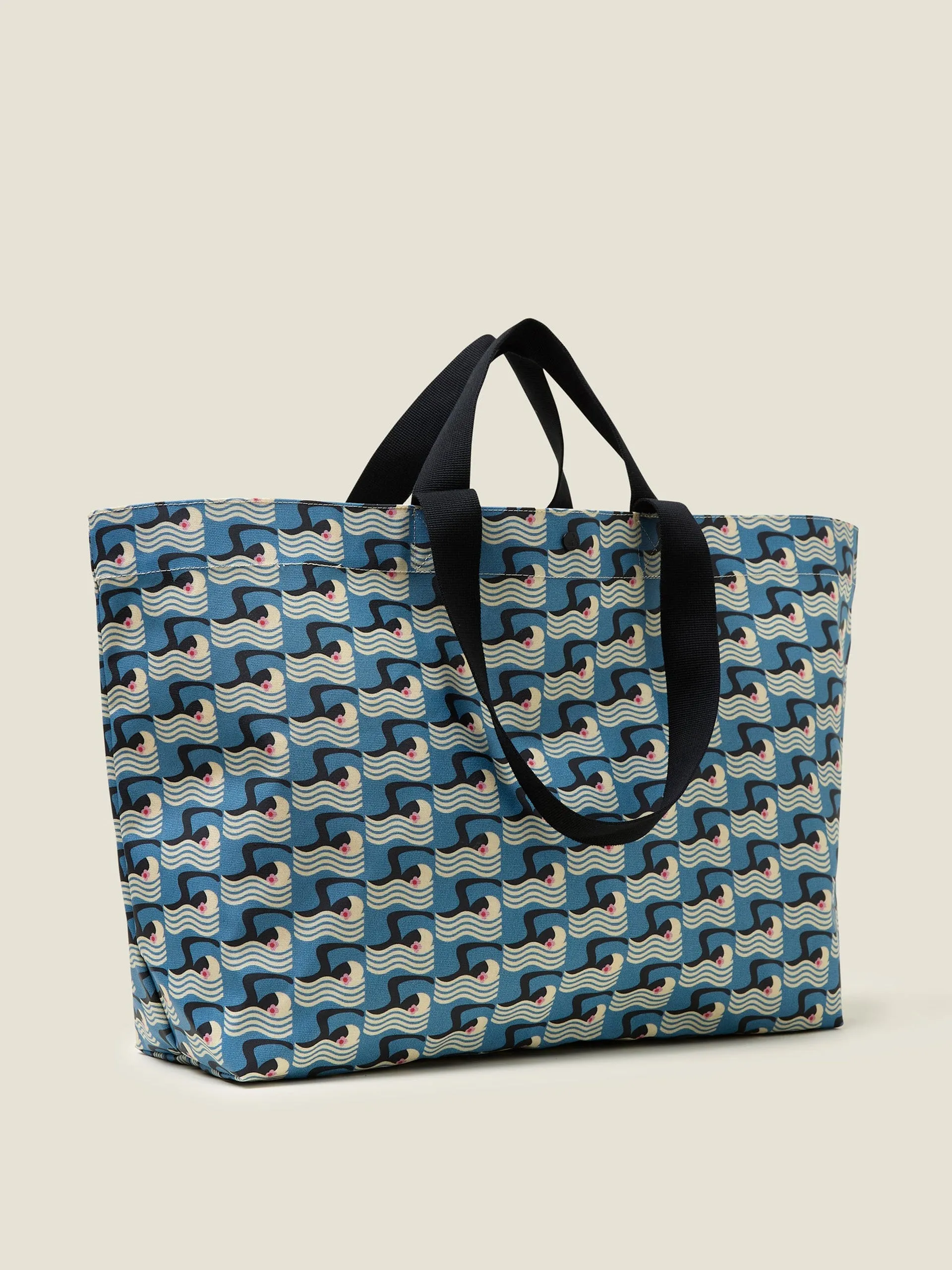 Roll out large tote in poolside marine